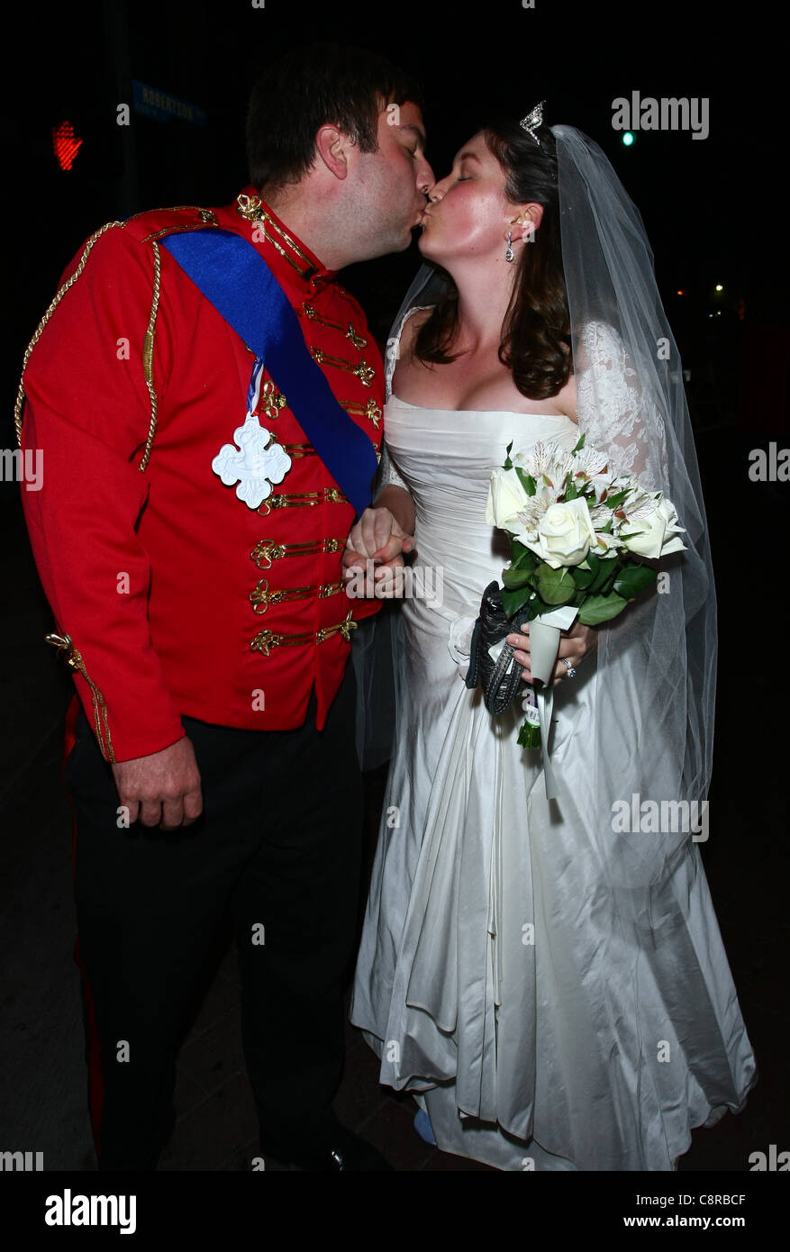 WILLIAM & KATE HALLOWEEN Kostüme 2011 WEST HOLLYWOOD Kostüm Karneval LOS ANGELES Kalifornien USA 31. Oktober 2011 Stockfoto