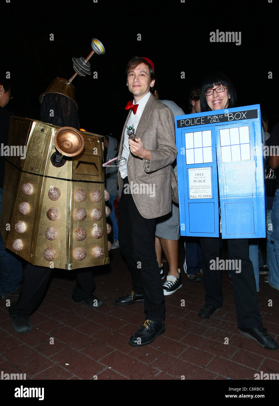 DALEK & DR. WHO & TARDIS Kostüme 2011 WEST HOLLYWOOD Kostüm Karneval LOS ANGELES Kalifornien USA 31. Oktober 2011 Stockfoto