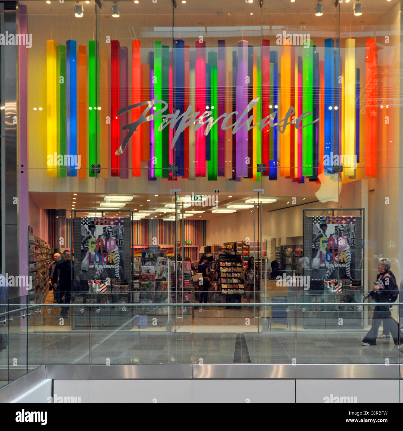 Bunte Schnitzeljagd Schreibwaren & Grußkarten shop vorne in einer Mall an der Westfield Shopping Centre in Stratford City Newham East London England Großbritannien Stockfoto
