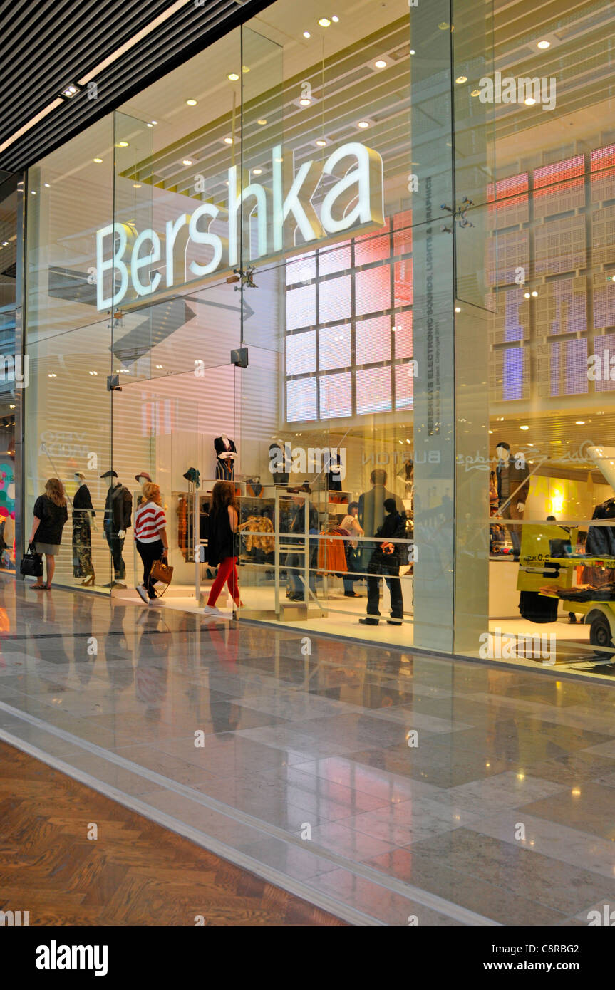 Bershka, ein spanischer Bekleidungshändler, kauft Geschäftsglas in einem Einkaufszentrum im Westfield Centre in Stratford City East London England Stockfoto