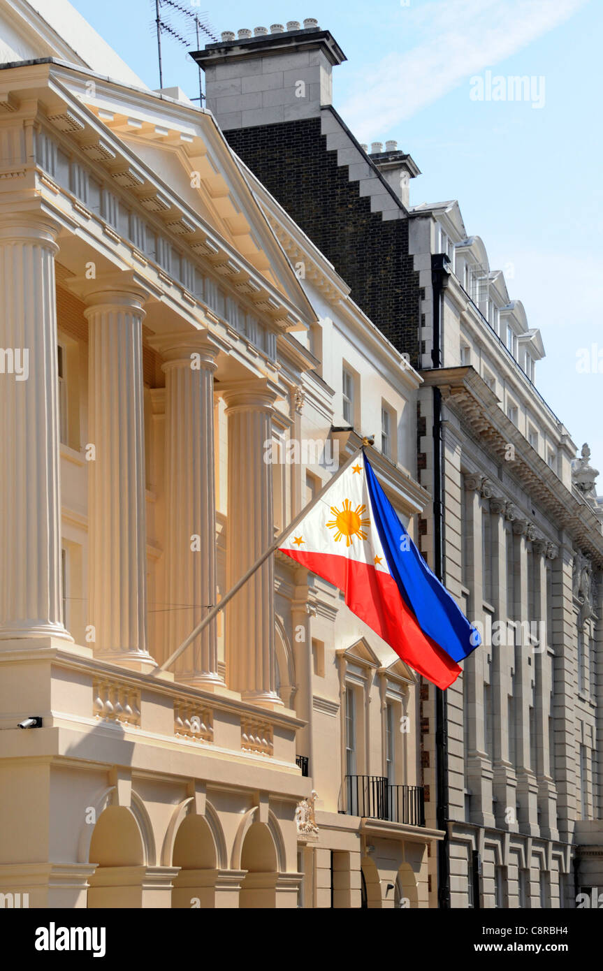 Philippinische Botschafter Botschaft & National Flagge London England Großbritannien Stockfoto