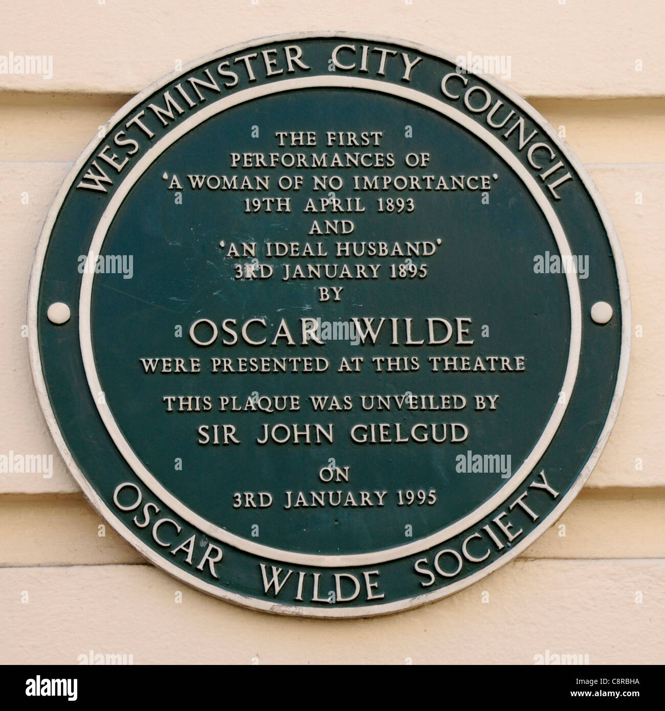 Oscar Wilde Gesellschaft Plakette im Theatre Royal Haymarket London Aufnahme die Uraufführungen von zwei Oscar Widle spielt, London West End England Großbritannien Stockfoto