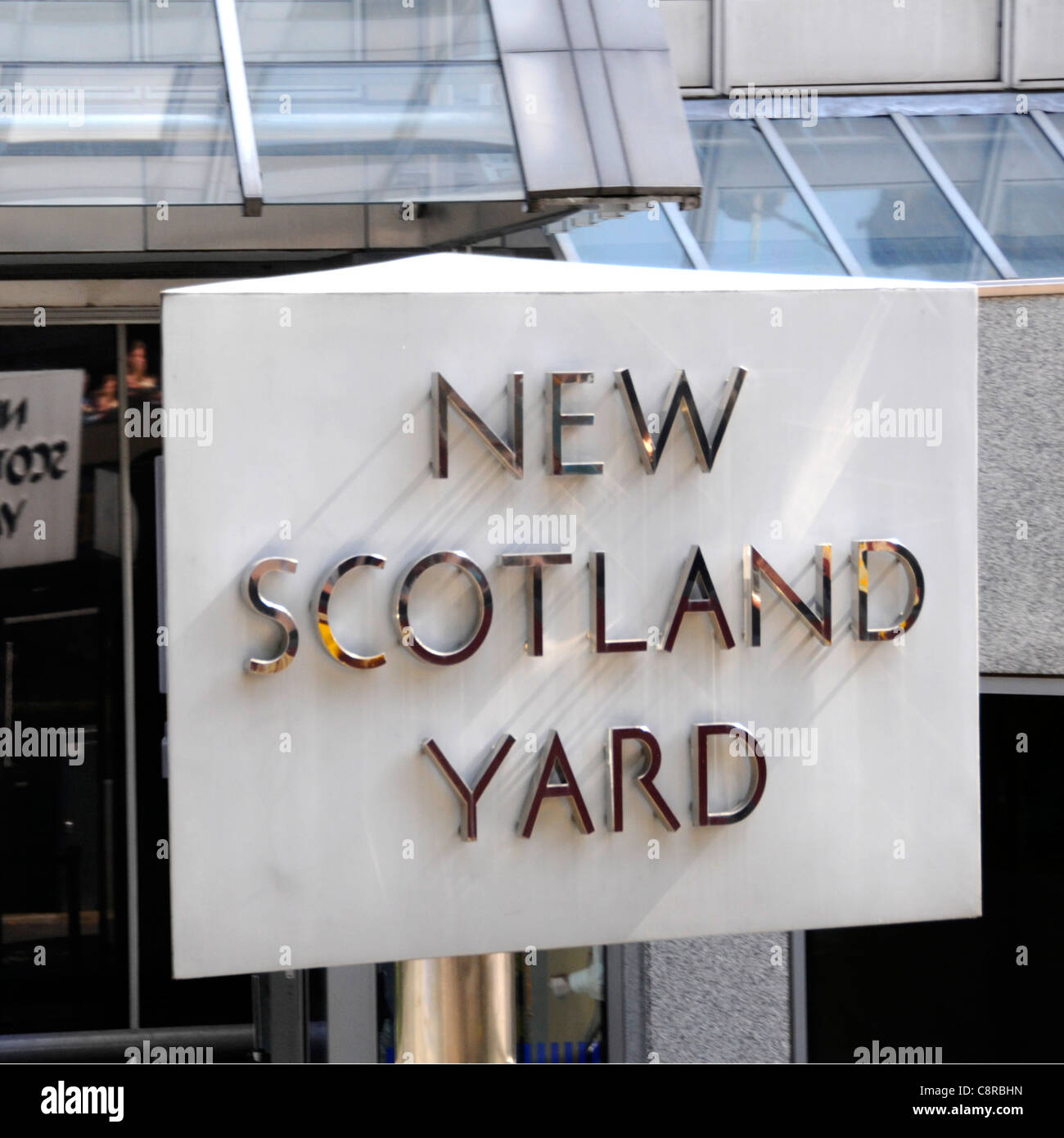 Drehbares dreiseitiges Schild am New Scotland Yard vor dem Metropolitan Police HQ Gebäude am Broadway in der Stadt Westminster London England UK Stockfoto