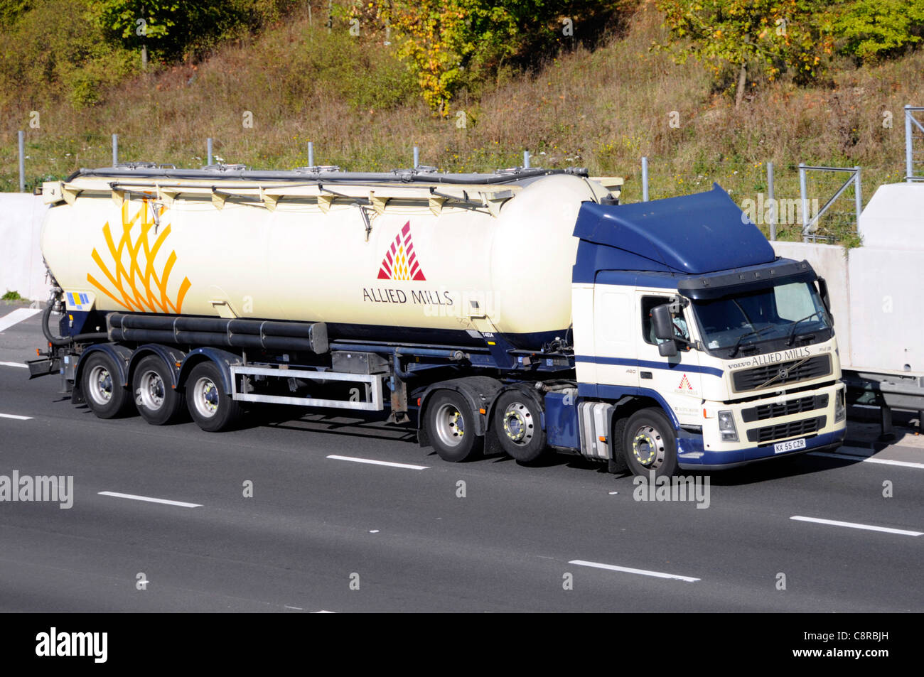 Allied Mills Lebensmittelkette artikuliert bulk Mehl carrier Trailer- und LKW LKW LKW auf Autobahn M25 Essex England Großbritannien Stockfoto