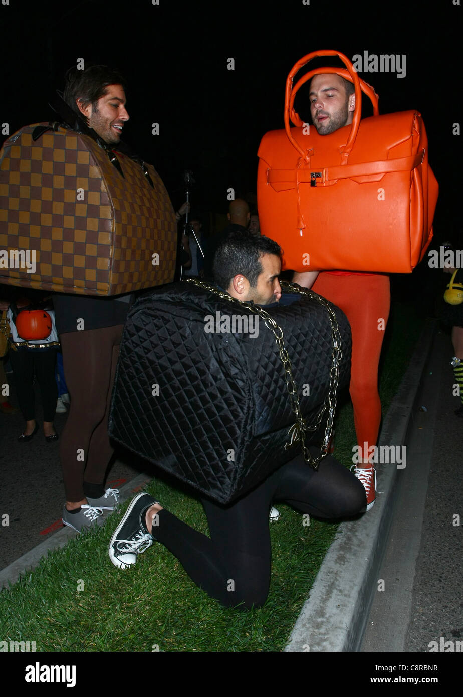 Männer als Luxus HAND Tasche Kostüme 2011 WEST HOLLYWOOD Kostüm Karneval LOS ANGELES Kalifornien USA 31. Oktober 2011 Stockfoto