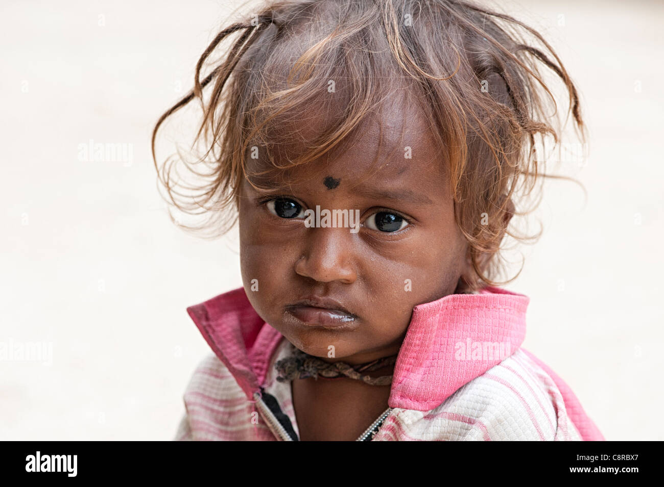 Unglücklich armer niedrigere Kaste indischen Straße Baby junge Stockfoto