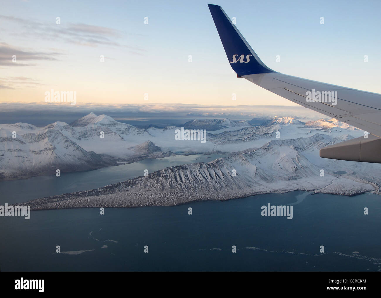 SAS Boeing 737 über Isfjord, nähert sich der Flughafen von Longyearbyen, Spitzbergen Stockfoto