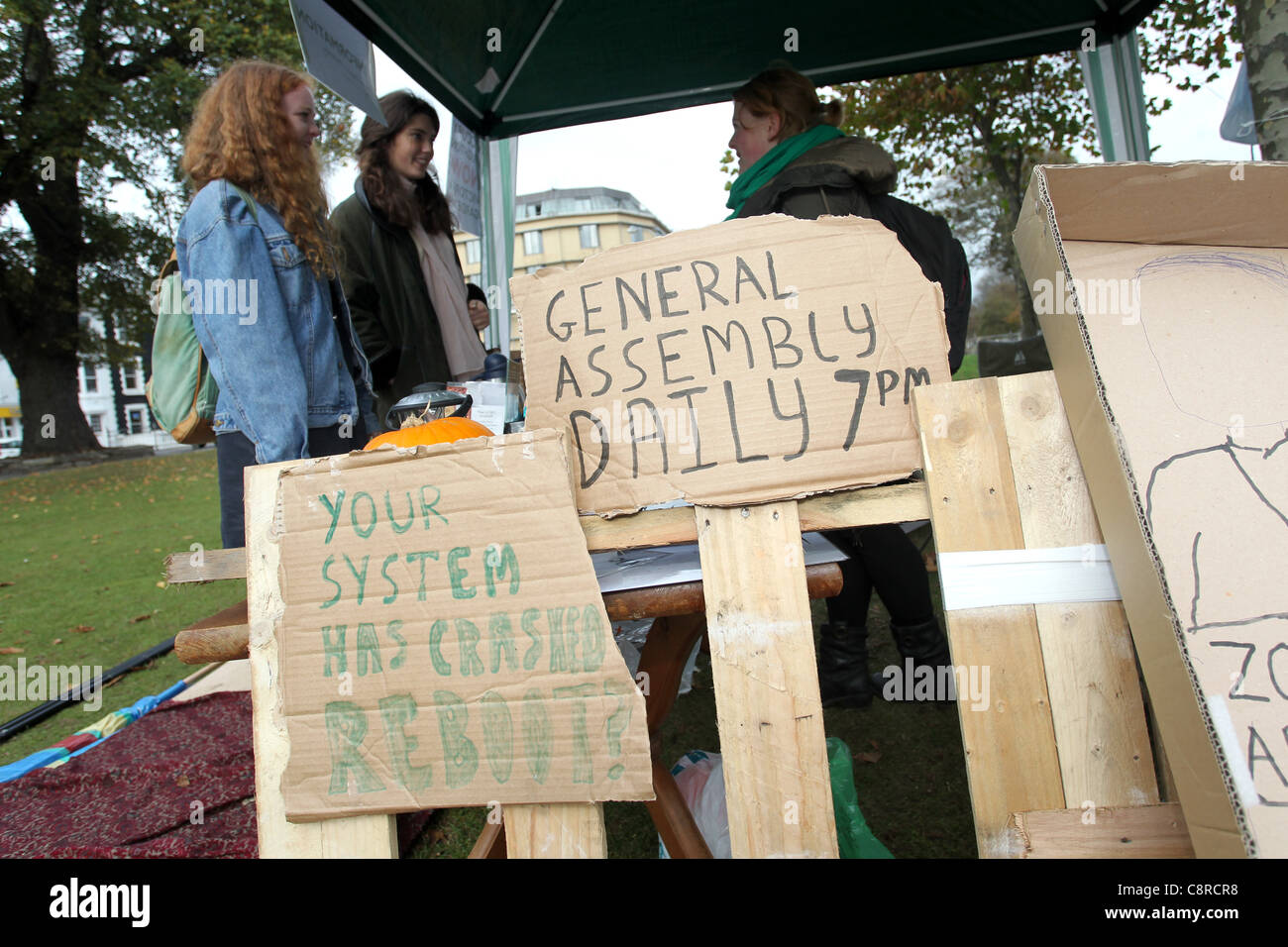 Eine kleine Gruppe von Menschen haben eine besetzen Brighton-Kampagne, Einrichten von Zelten im Bereich der Stadt in einem ähnlichen Stil zu den letzten St Pauls Cathedral Besetzung Victoria Gardens in London begonnen. Abgebildet sind die Demonstranten in Brighton, East Sussex, UK. Stockfoto