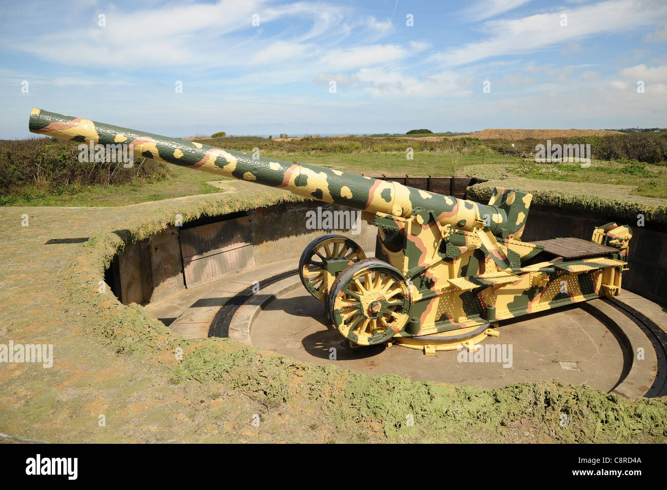 WW11 Deutsch 22cm K532 (f) Artillerie Stück auf dem Display in eine restaurierte Bunker bei Batterie Dollmann, Guernsey. Stockfoto