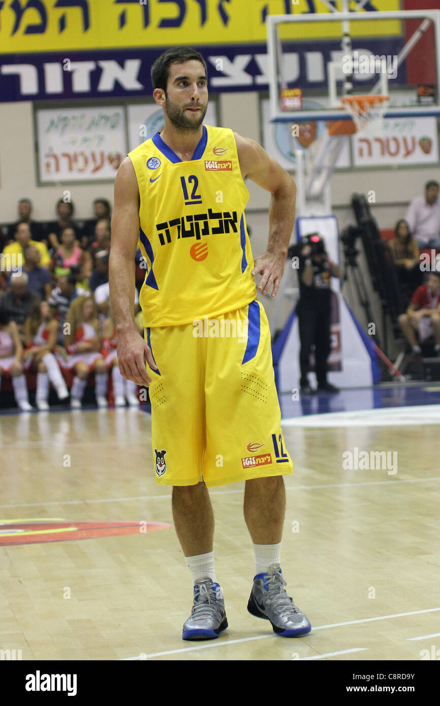 Maccabi Tel Aviv Basketball team (gelb) spielen Hapoel Gilboa-Galil (rot) am 16. Oktober 2011. Stockfoto