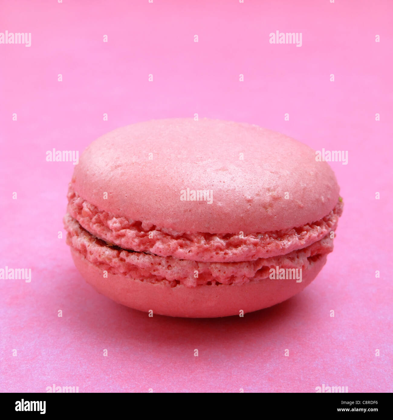 Erdbeer Makronen auf rosa Hintergrund Stockfoto