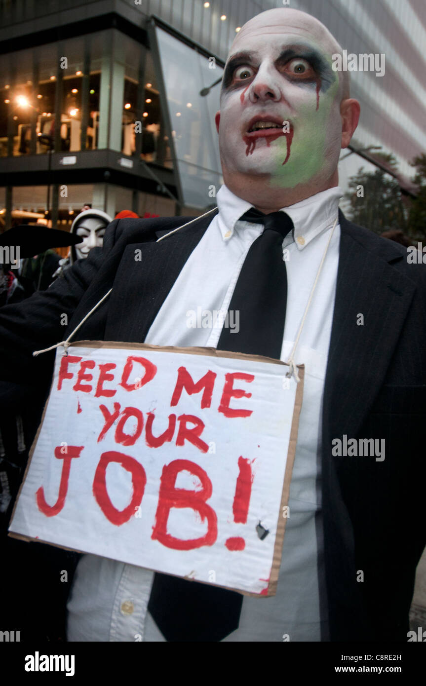 Halloween. Zombie-Banker März aus dem Lager besetzen London. Man hat ein Schild mit der Aufschrift feed me Ihren job Stockfoto