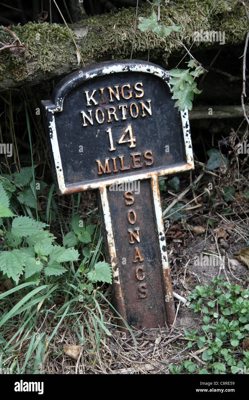 Meile Pfosten auf der Stratford-Kanal, Lowsonford, Warwickshire Stockfoto