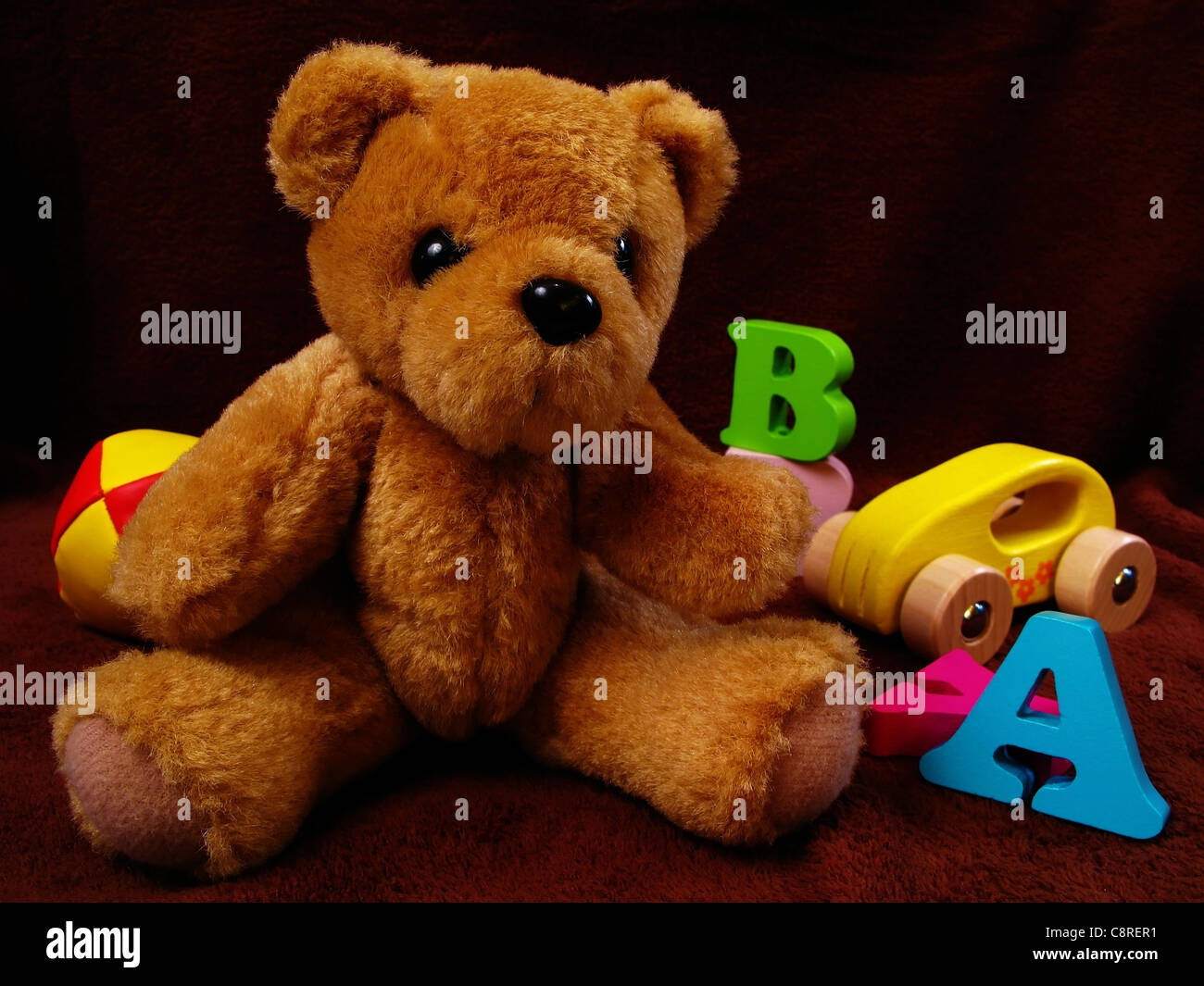 Teddybär und Holzspielzeug Stockfoto