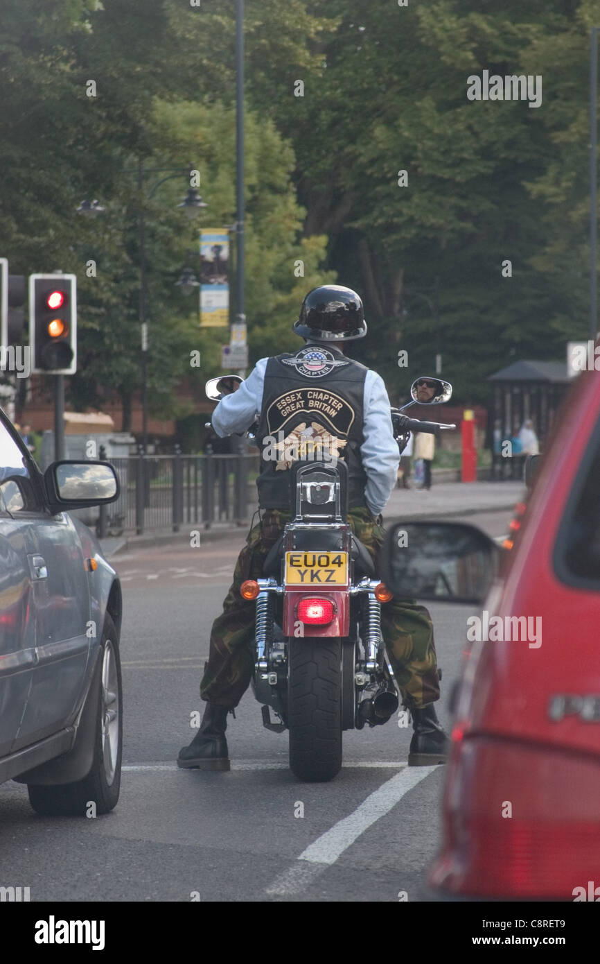 Motorradfahrer mit Lederjacke mit Essex Kapitel Great Britain Wappen blasoniert Stockfoto