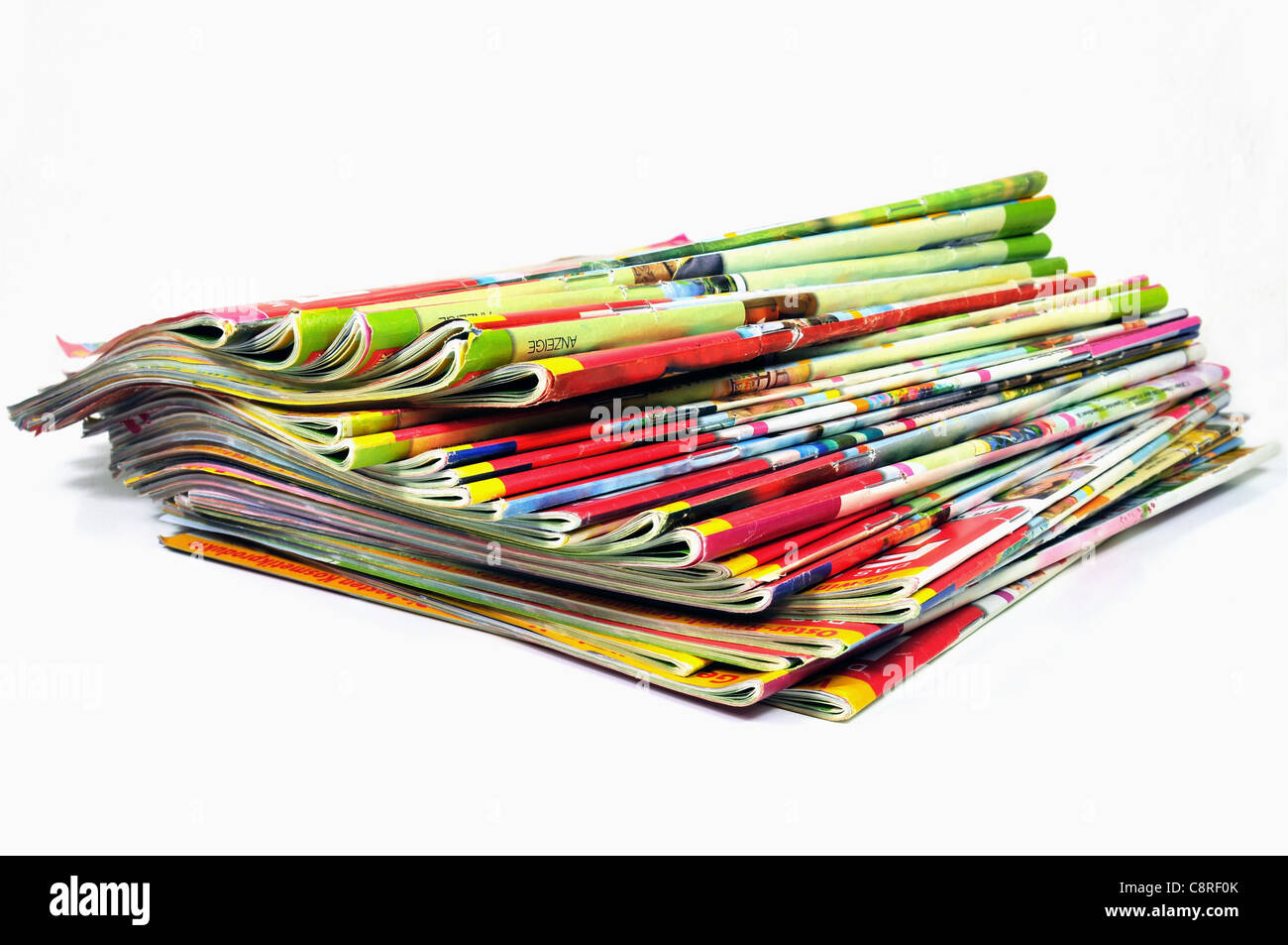Haufen von verschiedenen bunten Magazinen auf weißem Hintergrund Stockfoto