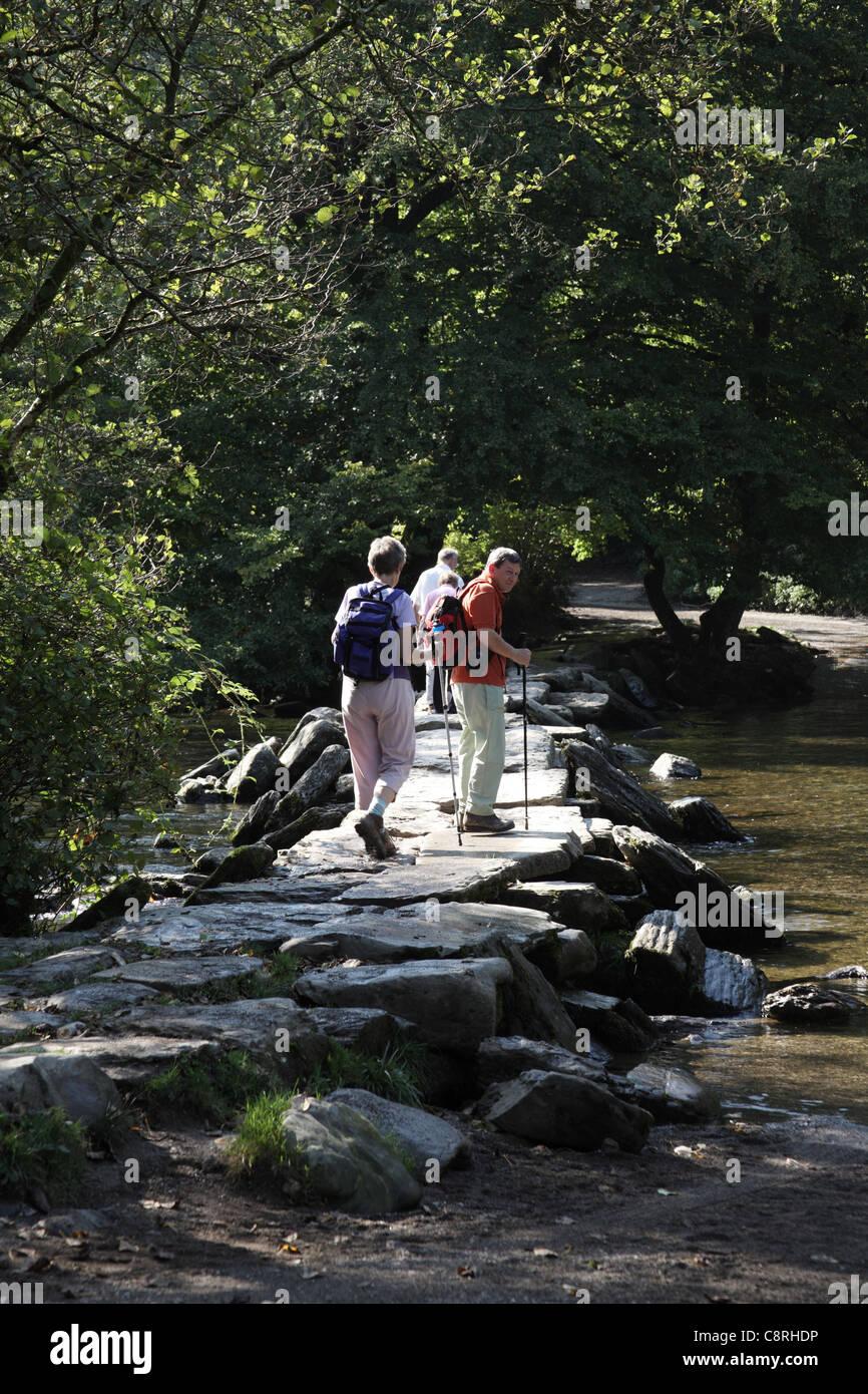 Wanderer durchqueren Tarr Steps, Exmoor Stockfoto