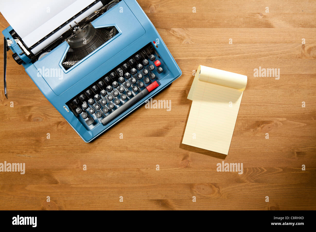 High Angle View Of Schreibmaschine mit dem Notepad und Papier drin Stockfoto