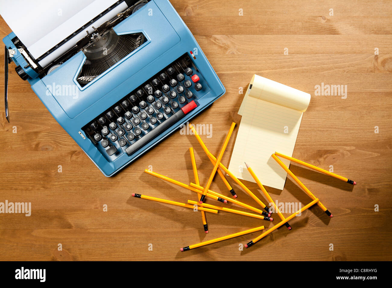 High Angle View Of Schreibmaschine mit dem Notepad und Papier drin Stockfoto