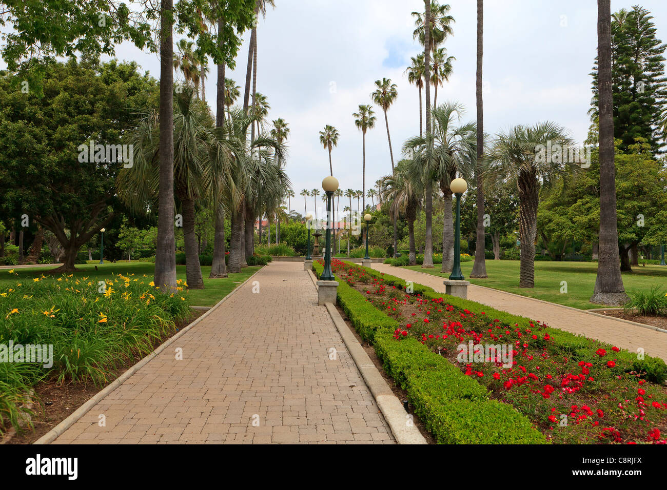 Park in Beverly Hills mit Palmen, Blumen und ein bewölkter Himmel, Los Angeles Stockfoto