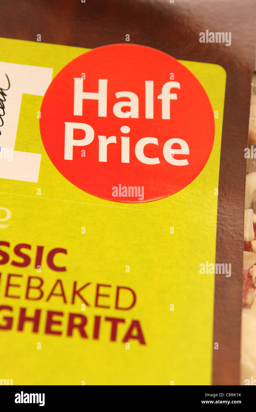 Halben Preis Etikett auf Lebensmittelverpackungen Stockfoto