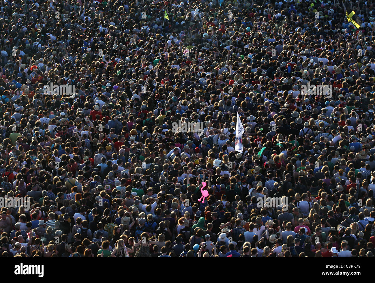 Festival-Besucher drängen sich um eine Bühne, Zellstoff führen Sie beim Glastonbury Festival in England 2011 zu sehen Stockfoto