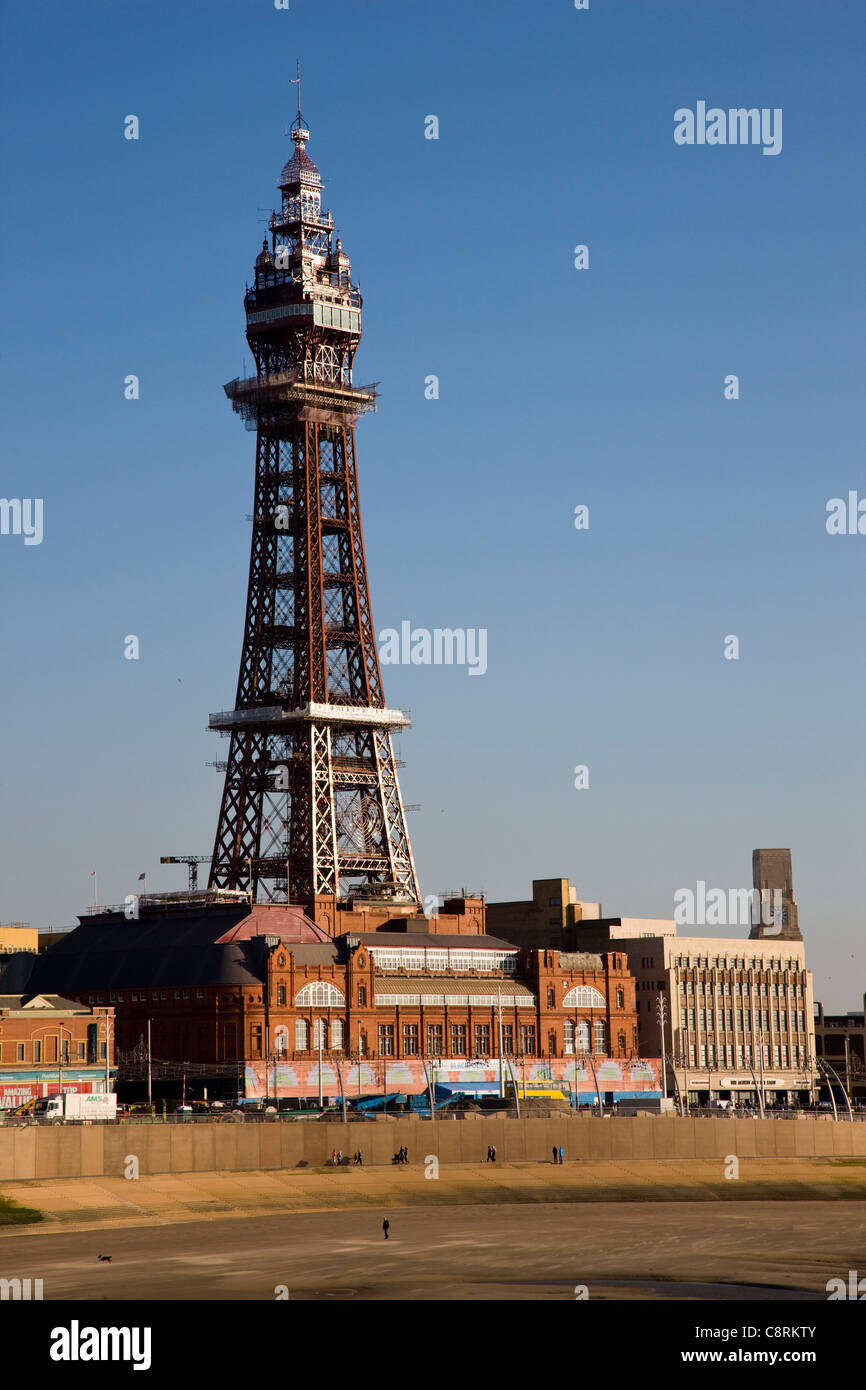 Blackpool Tower, Strand und Meer in Blackpool, Großbritannien Stockfoto
