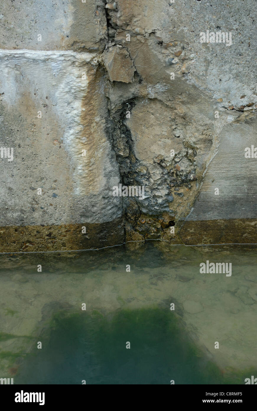 Eine Nahaufnahme Foto rissig und brüchig Beton in einem Meer/Marine-Umfeld. Stockfoto