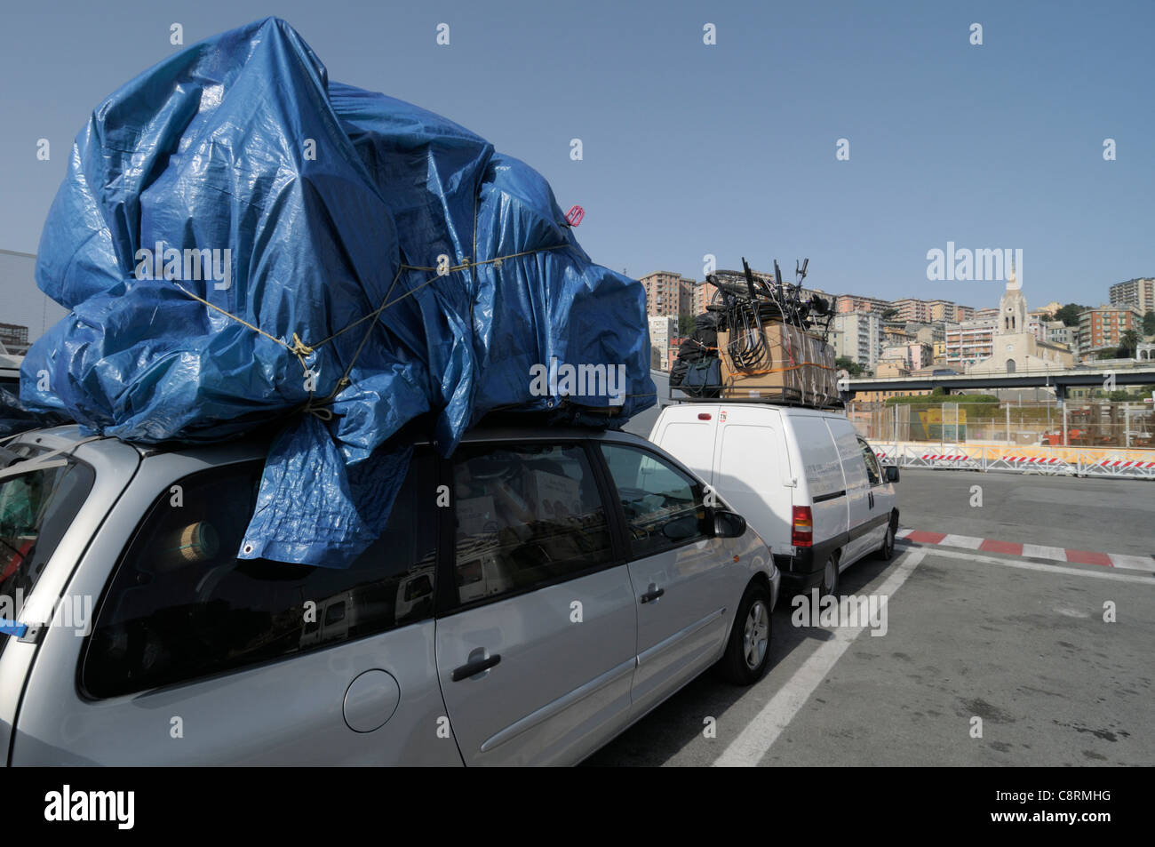 Europa, Italien, Genua. Überladene Fahrzeuge im Hafen von Genua warten auf die Fähre von Genua nach Tunis in Tunesien. Stockfoto
