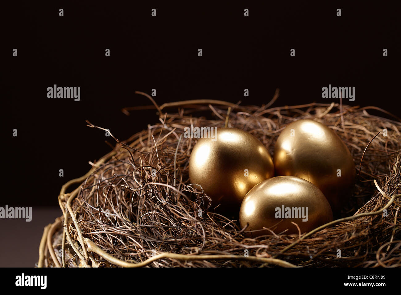 Close-up drei goldene Eier im nest Stockfoto