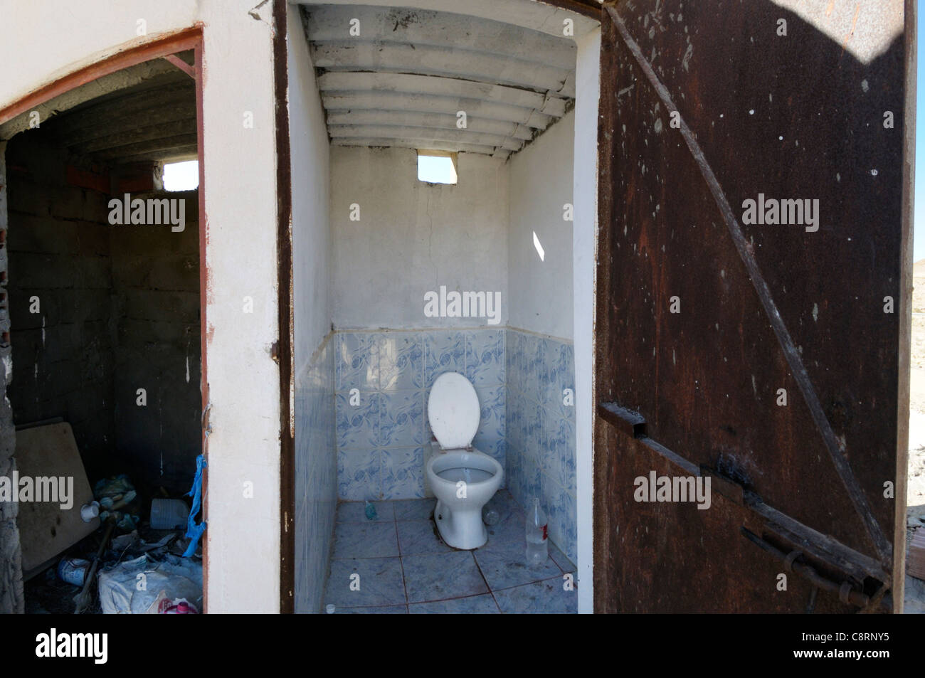 Afrika, Tunesien, zwischen Gafsa und Kebili. WC, eine kleine Raststätte angehören. Stockfoto