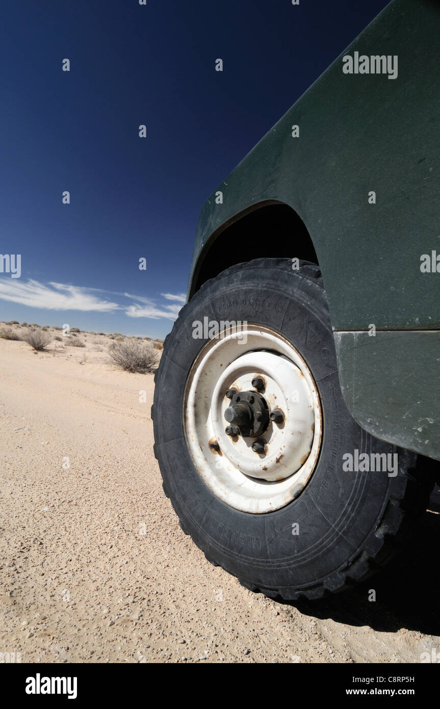 Afrika, Tunesien, nr. Douz. Land Rover Serie 2a auf Michelin XS sand Reifen in der Wüste. Stockfoto