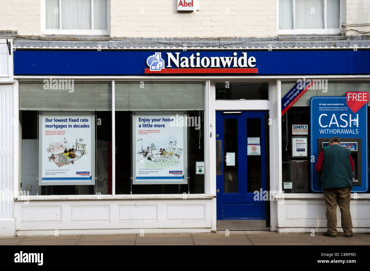 Man zieht Geld bei einem Cash terminal an die Nationwide Building Society in Stratford bei Avon Warwickshire UK Stockfoto