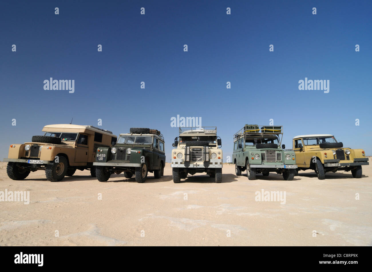 Afrika, Tunesien, südlich von Douz. Eine Gruppe von fünf historischen Serie Landrover stellten sich für eine Reise durch die Wüste von Douz Stockfoto