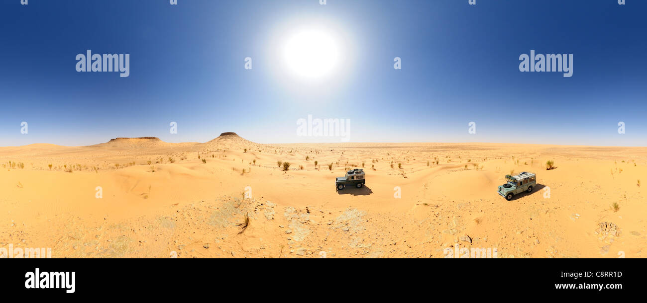 Afrika, Tunesien, Tembaine. Zwei historische Serie Land Rover Fahrzeuge auf den Tembaine-Gipfel im südlichen Tunesien Sahara Wüste... Stockfoto