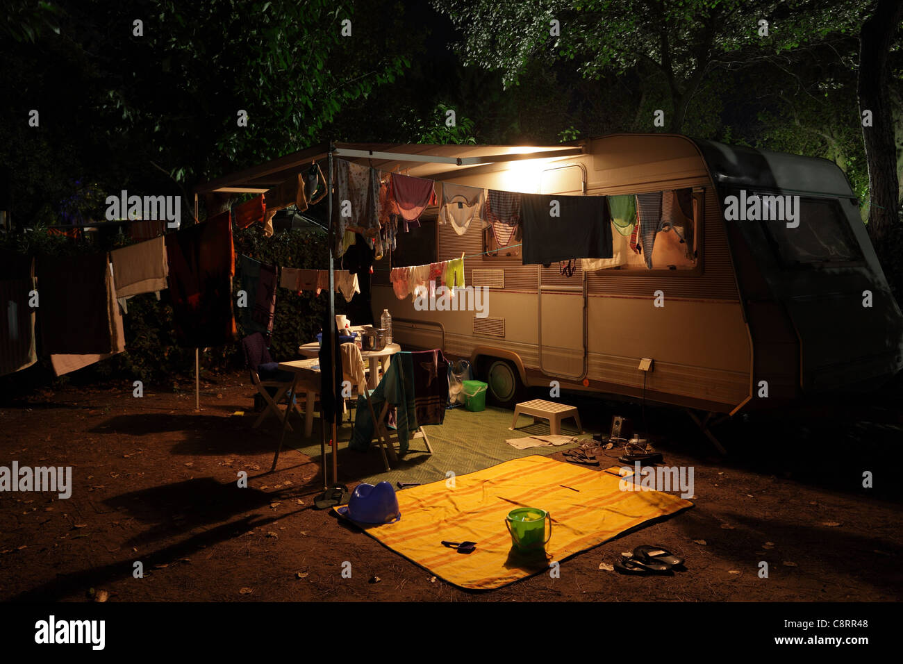 Wohnwagen auf einem Campingplatz am Abend Stockfoto