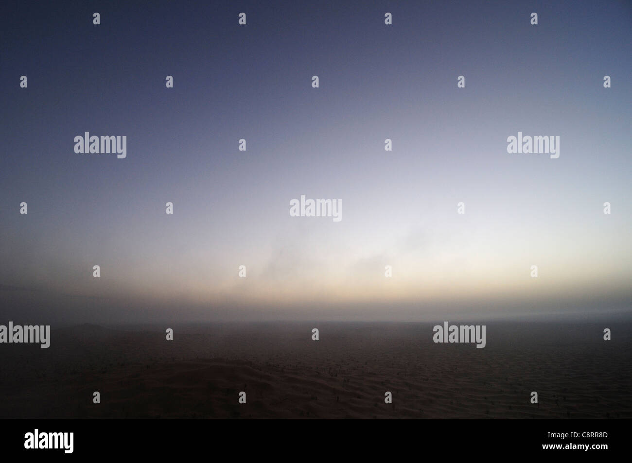 Afrika, Tunesien, Tembaine. Tagesanbruch Blick von einem der Tembaine Gipfel am östlichen Rand des Grand Erg Oriental in der... Stockfoto