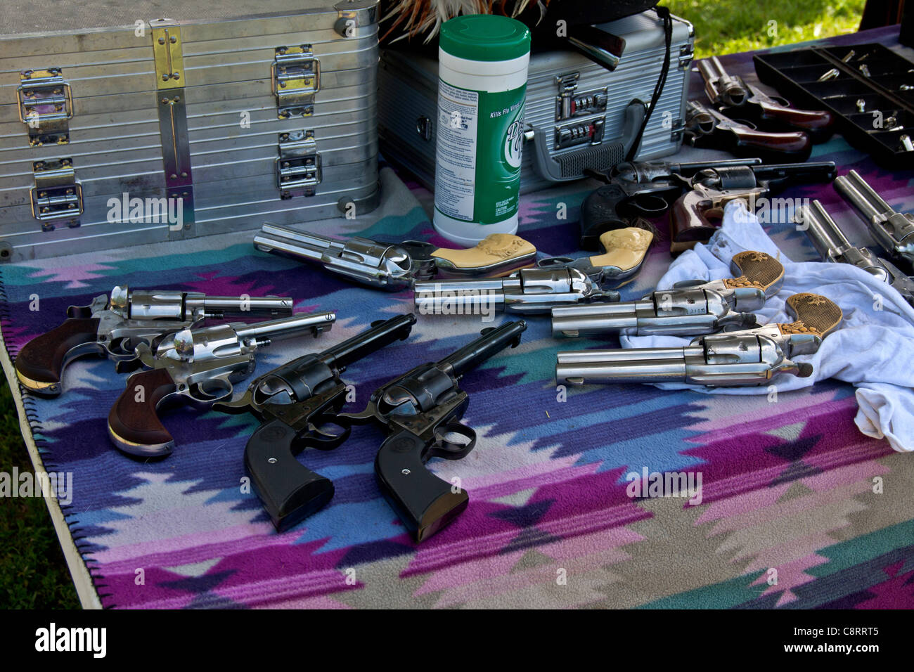 .45 Kaliber single-Action Pistolen verwendet in Cowboy Shooting montiert an der Rüstungsschmied Tisch während eines Spiels Stockfoto