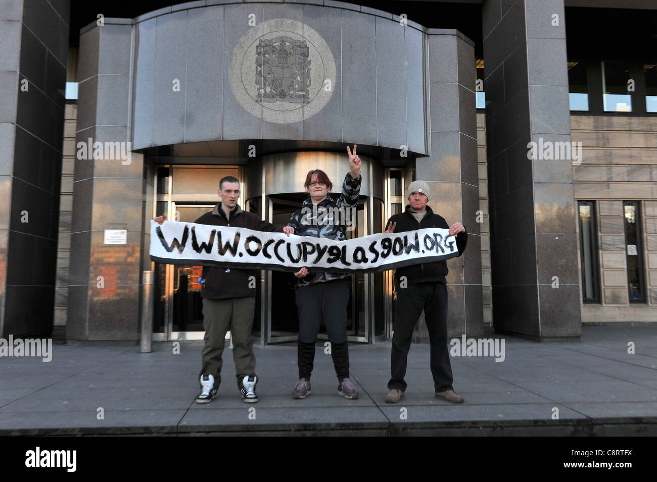 Glasgow, UK, 11.01.2011. Besetzen Sie Glasgow Demonstranten außerhalb Glasgow Sheriff Gericht nach dem Gewinn eines 48-stündigen Aufschub der Hinrichtung. Stockfoto