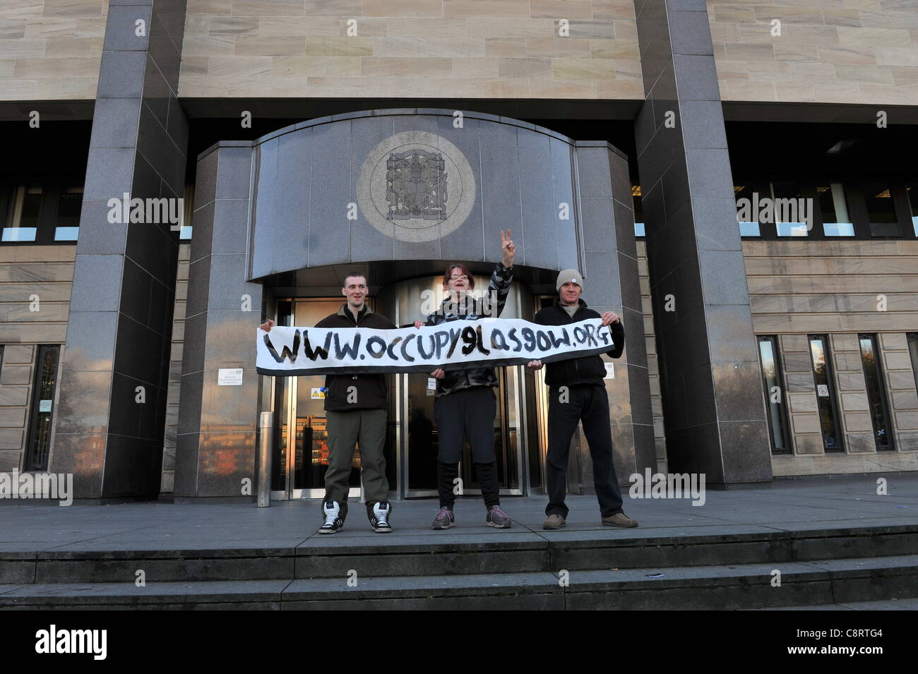 Glasgow, UK, 11.01.2011. Besetzen Sie Glasgow Demonstranten außerhalb Glasgow Sheriff Gericht nach dem Gewinn eines 48-stündigen Aufschub der Hinrichtung. Stockfoto