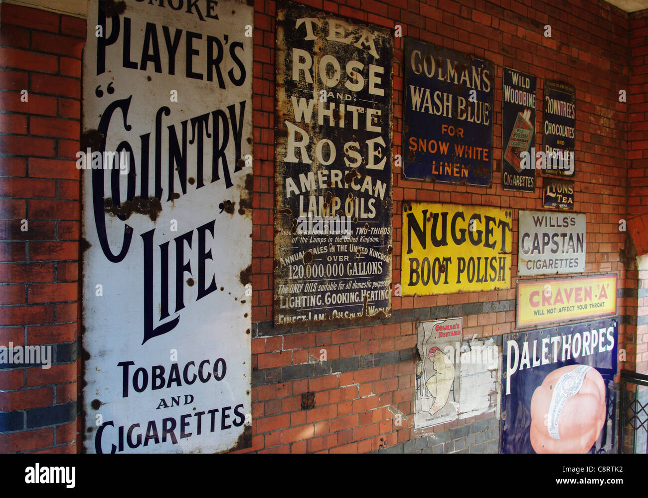 Eine Auswahl von Vintage Werbeschilder am Rushden Bahnhof. Stockfoto