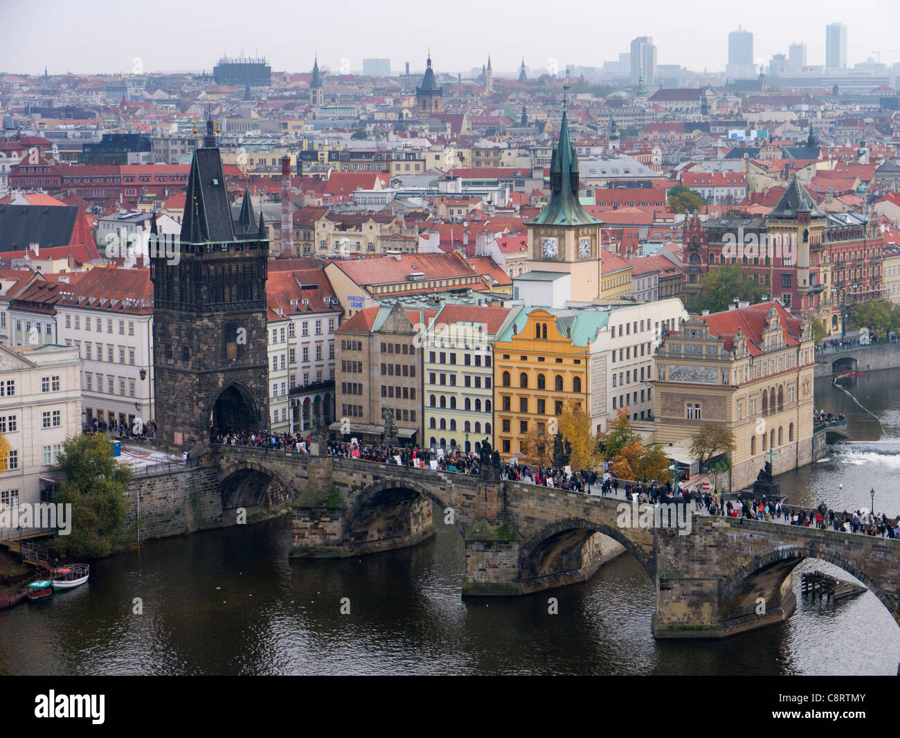 Ariel Blick auf die Karlsbrücke und die meisten Karluv in Prag in der Tschechischen Republik Stockfoto