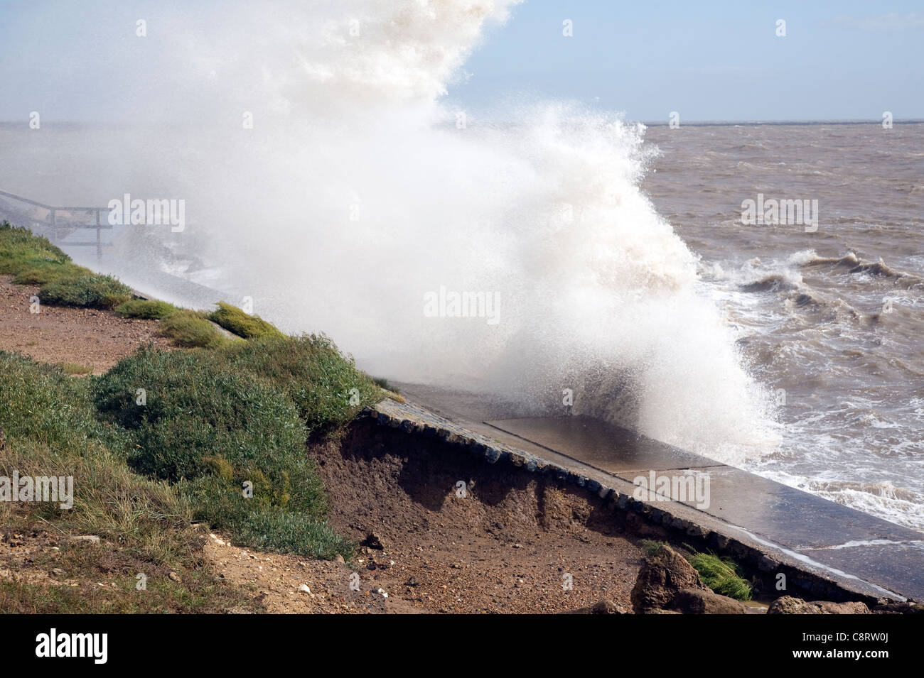 Hochenergetische Wellen erodieren Ufermauer, Bawdsey, Suffolk, England Stockfoto