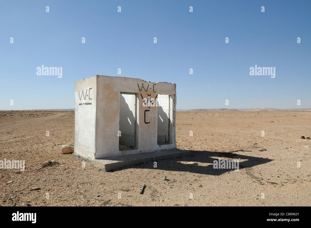 Afrika, Tunesien, zwischen Ksar Rhilane und Douz. Eine verfallene Toilette auf der Straße von Ksar Ghilane nach Douz. Stockfoto