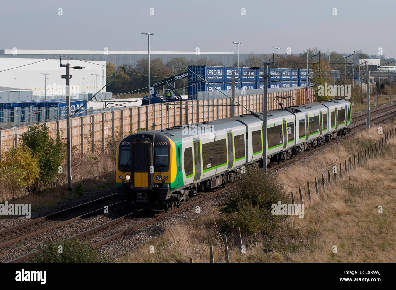 London Midland Zug vorbei DIRFT, Crick, Northamptonshire, UK Stockfoto