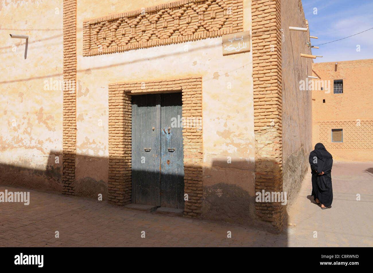 Afrika, Tunesien, Tozeur. Durchlaufen von Tozeur ist Altstadt mit berühmten gelb/bräunlich Backstein-Architektur. Stockfoto