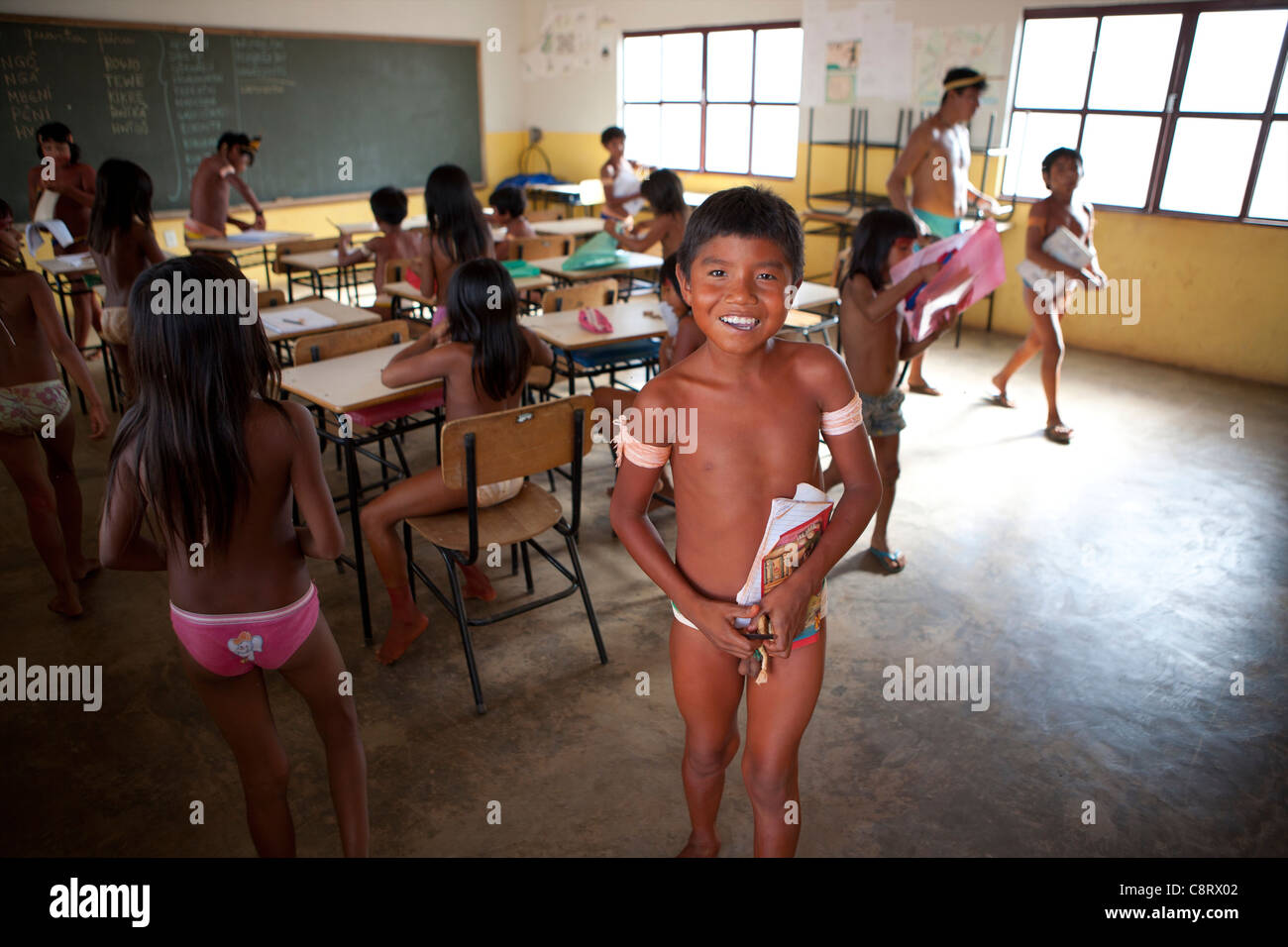 Schule für die Xingu-Indianer in der Amazone, Brasilien Stockfoto