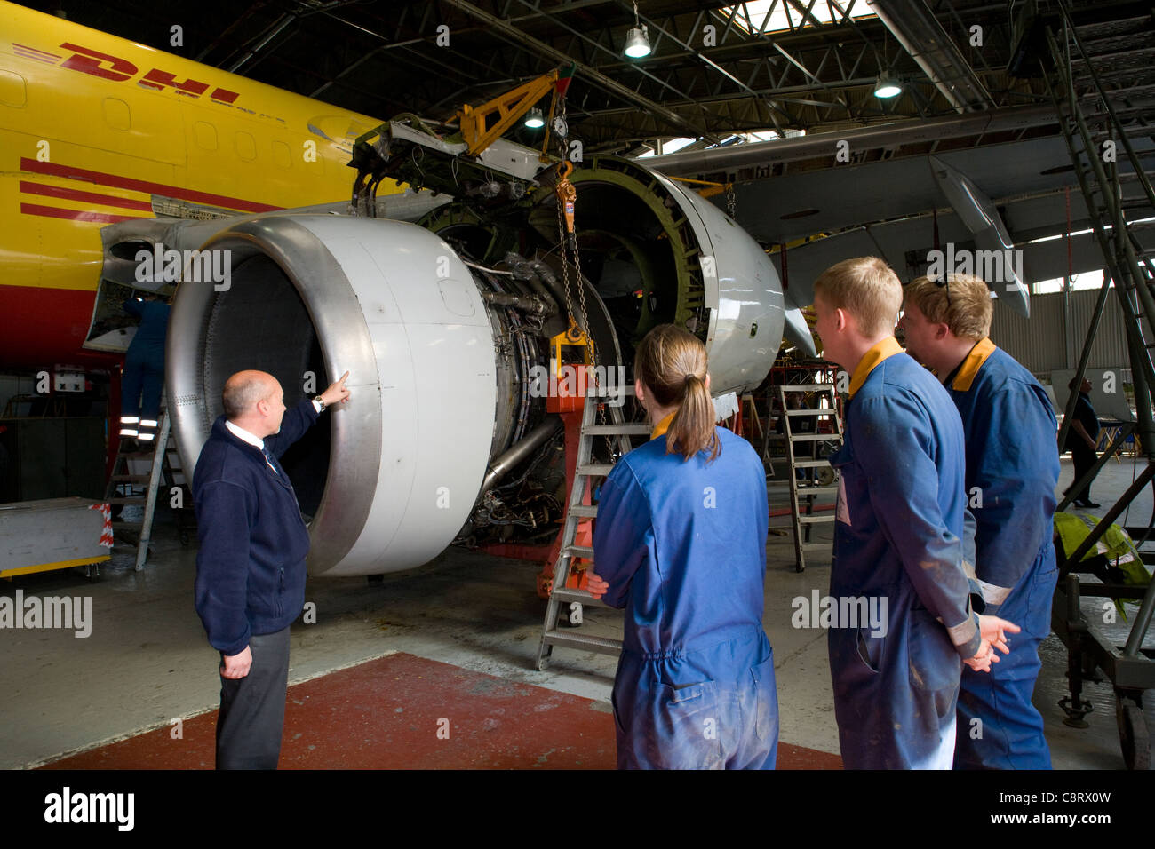 Boeing 757 Motorwechsel mit Auszubildenden unter Anleitung Stockfoto