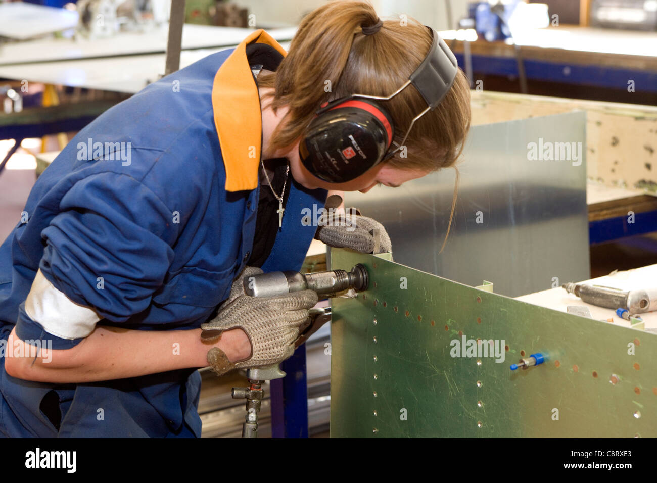 weibliche Flugzeugingenieur Wartung in der Werkstatt Stockfoto