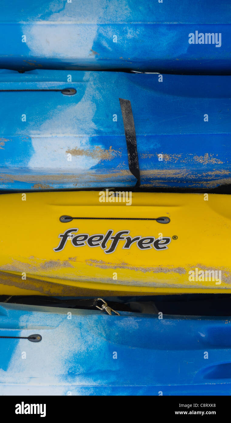 Blaue und gelbe Boote mit "Feelfree" text Stockfoto